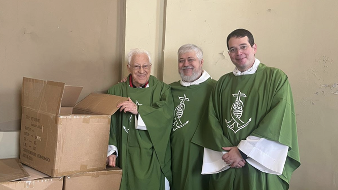 Padre Angel, Peio y otro sacerdote