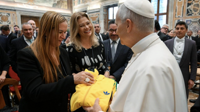 El Papa saluda tras la audiencia
