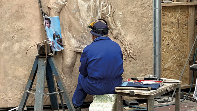 Antonio López trabajando en las puertas de la catedral