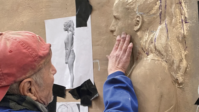 Antonio López, trabajando en una de las puertas