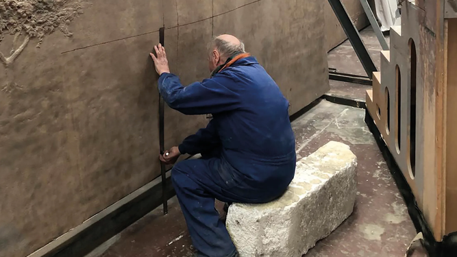 El escultor manchego trabajando en una de las puertas en el estudio