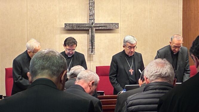 La mesa presidencial de la CEE