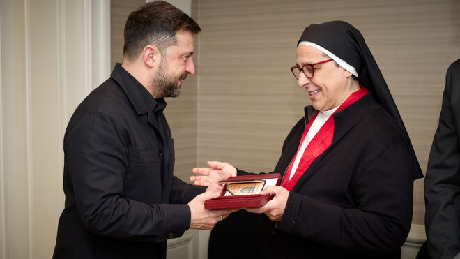 Zelensky condecora a sor Lucía Caram
