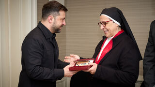 Zelensky condecora a sor Lucía Caram