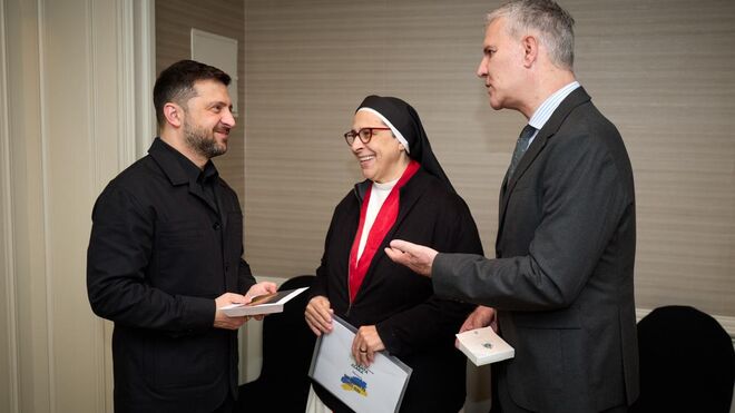 Sor Lucía y Juan Carlos Cruz con Zelenski