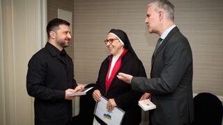Sor Lucía y Juan Carlos Cruz con Zelenski