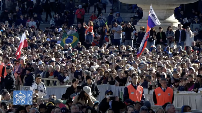 Fieles en la plaza de San Pedro3
