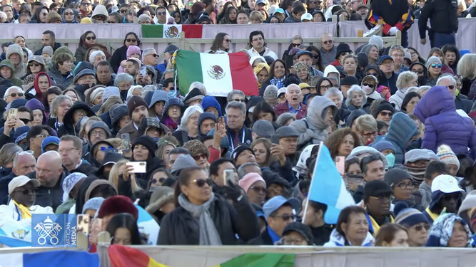 Fieles en la plaza de San Pedro