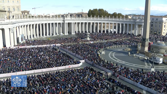 La plaza de San Pedro, abarrotada de fieles