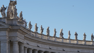Estatuas de santos en la plaza de san Pedro
