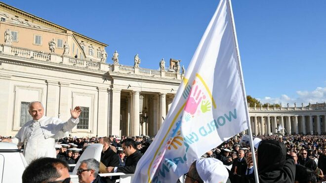 El Papa pasa ante la bandera de la Jornada Mundial de los Niños en la audiencia general