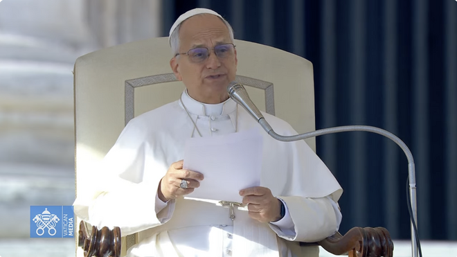 El Papa lee la catequesis