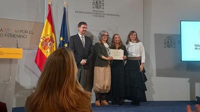 Las representantes de Deusto recogen el premio