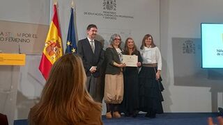 Las representantes de Deusto recogen el premio