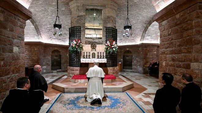 León XIV reza ante la tumba de San Francisco