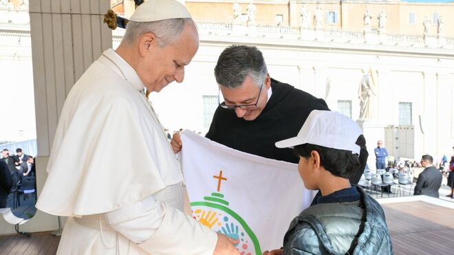 Niños de países en guerra saludan al Papa en la Audiencia General
