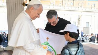 Niños de países en guerra saludan al Papa en la Audiencia General