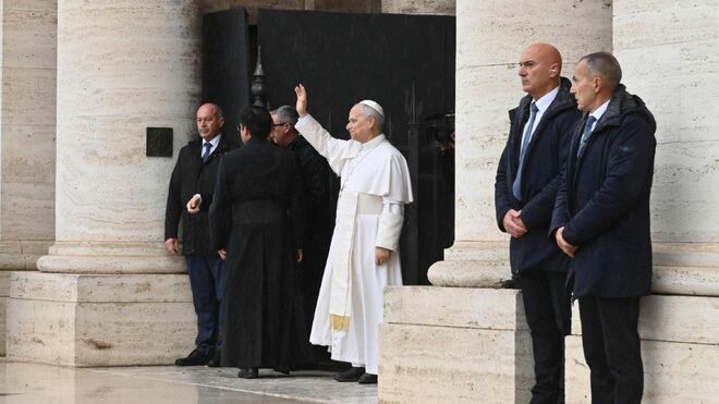 El Papa saluda a su llegada a Asís