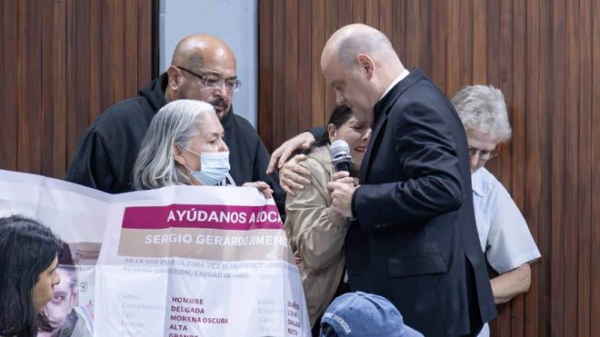 Monseñor Acero con las familias buscadoras de México