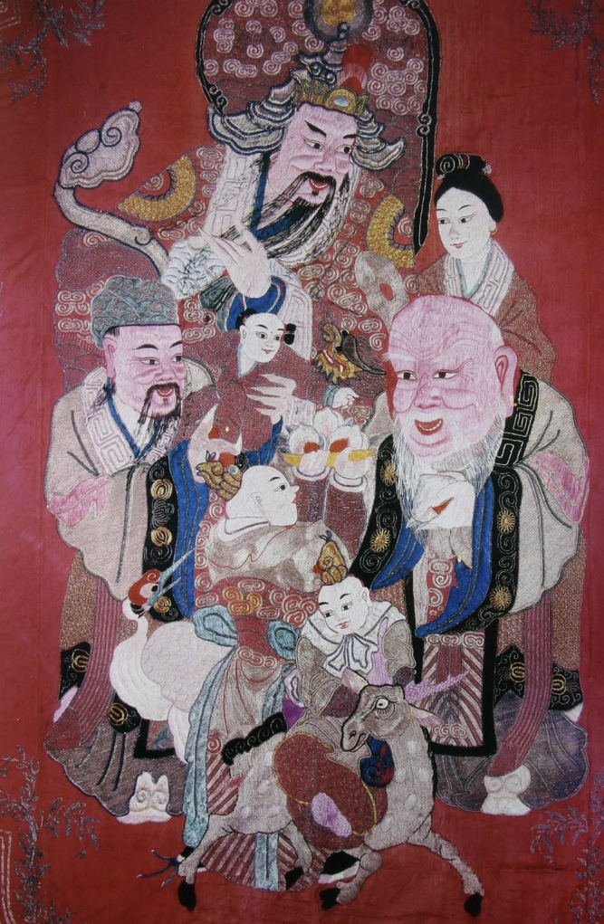 Las Tres Felicidades Chinas: Hijos, Edad-Experiencia y Riqueza-Poder bordados a mano con hilos de seda y fondo rojo igualmente de seda