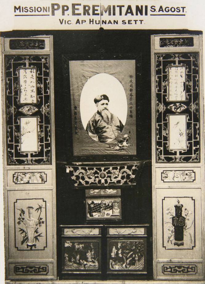 Puerta de una casa convertida en iglesia, con el retrato del P. Abrahán Martínez bordado a mano con hilos de seda y sobre fondo también de seda