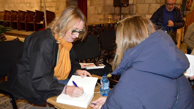 Elisabetta Piqué firmó el libro