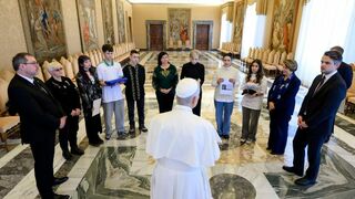 Un grupo de madres y jóvenes ucranianos visitaron hoy al Papa.