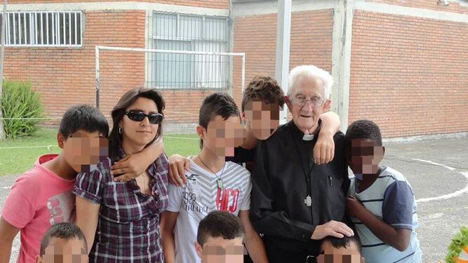 Abella con niños de la fundación