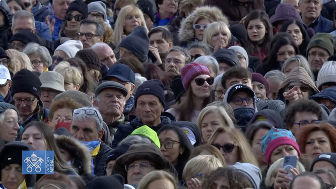 Fieles en la plaza de San Pedro