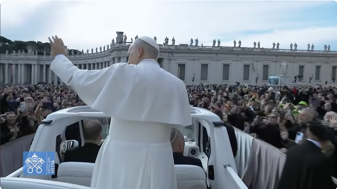 El Papa durante su recorrido por la plaza de San Pedro