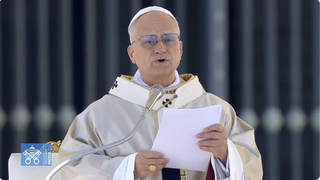 El Papa lee la homilía