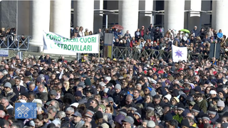 Los fieles rezan el ángelus en la plaza de San Pedro