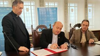 Francisco José Prieto firma el la creación de la Fundación Educativa Ultreia