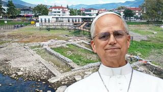 Montaje de León XIV ante las ruinas del templo de san Neófito