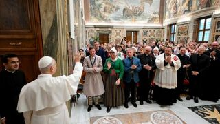 Prevost saluda a los peregrinos de Letonia