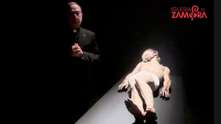 Fernando Valera, ante el Cristo de Gregorio Fernández