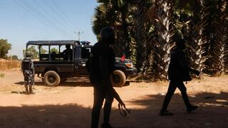 Miembros de las fuerzas de seguridad vigilan las afueras del Colegio St Mary