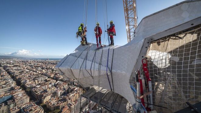 Obreros en la Torre de Jesucristo de la Sagrada Familia