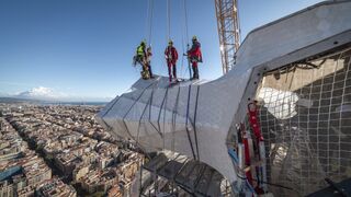 Obreros en la Torre de Jesucristo de la Sagrada Familia