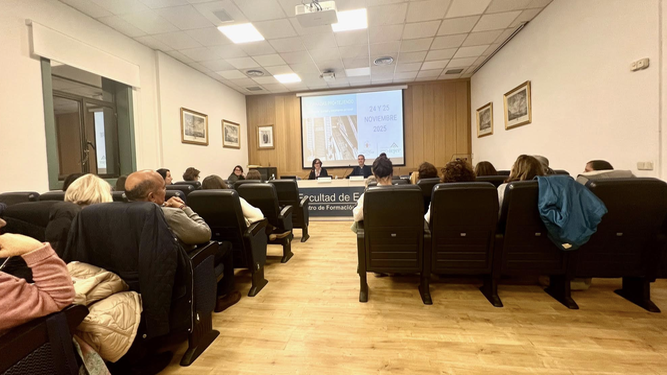 Parte de los asistentes a la conferencia de Bertomeu