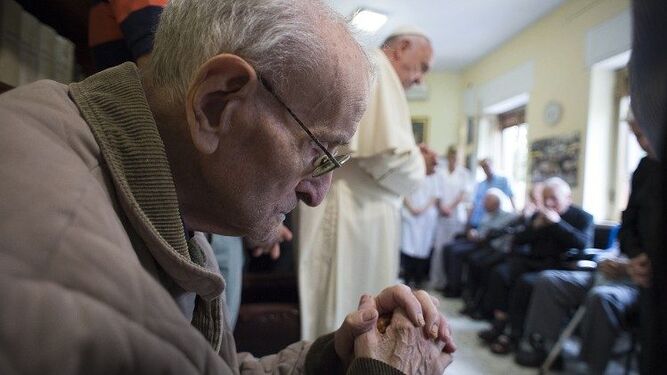 Francisco visita sacerdotes ancianos