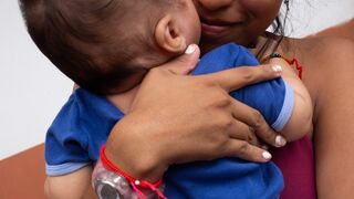 Una madre con su hijo en brazos