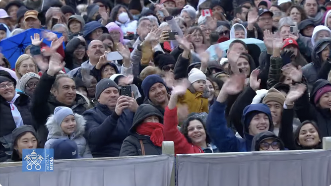 Fieles en la plaza de San Pedro
