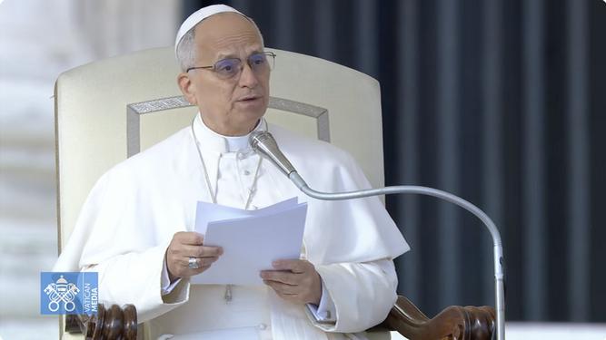 León XIV lee la catequesis