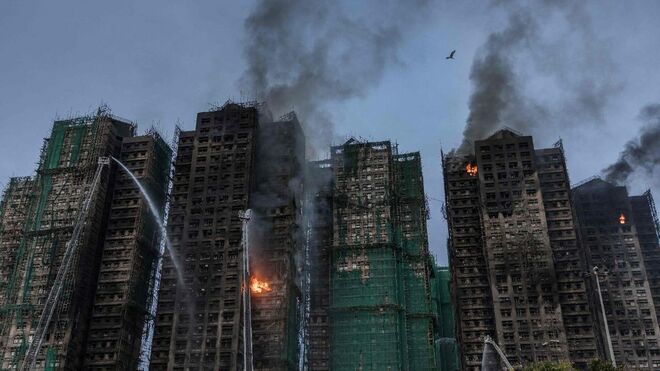 Edificios de Hong Kong envueltos en un terrible incendio