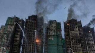 Edificios de Hong Kong envueltos en un terrible incendio