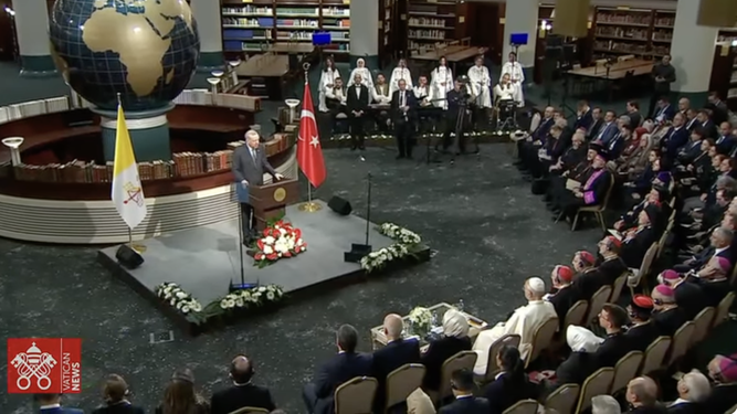 León XIV escucha entre el público al presidente de Turquía