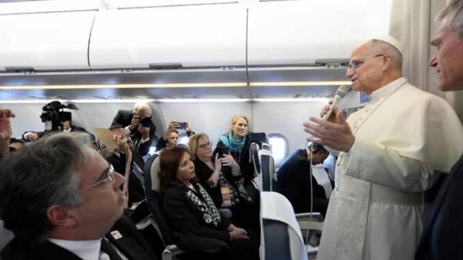 León XIV saluda a los periodistas