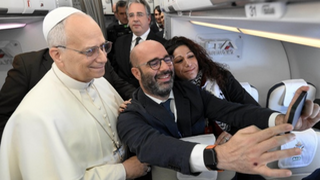 'Selfie' del Papa con los periodistas