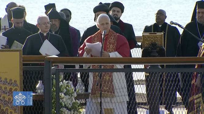 El Papa lee su discurso en Nicea